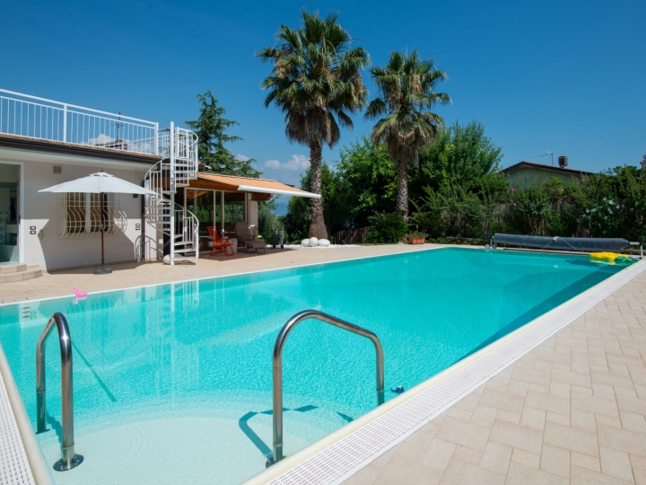 Schöne villa mit Seeblick und privatem Pool 